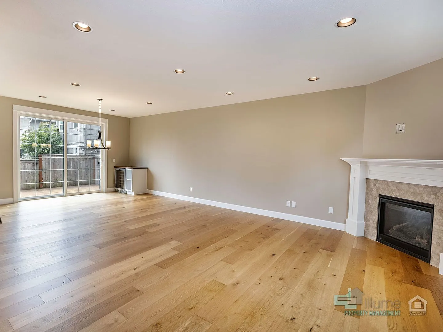 Location, Location, Location! Beautiful 3 Bedroom Townhome in First Addition — Photo 2