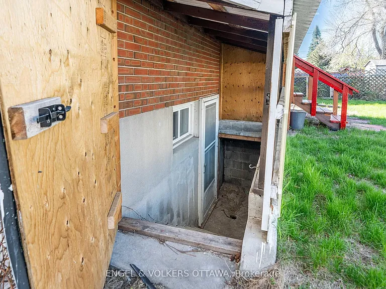 896 Pinewood Cres #3 — Photo 30