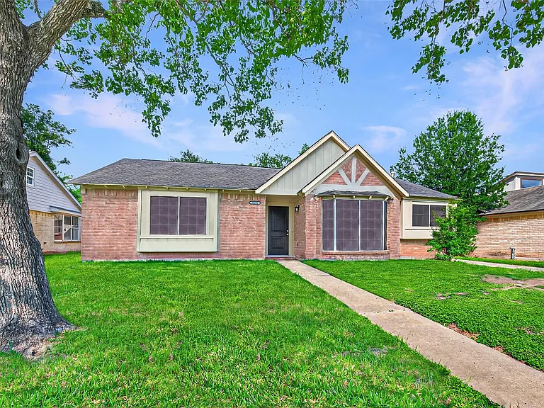 22206 Red River Dr — Photo 2