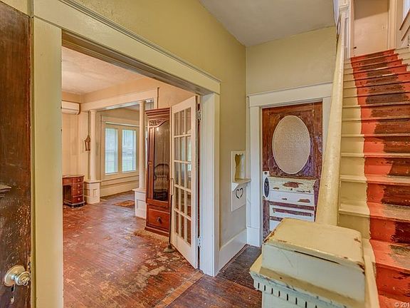 4th image of 224 N Oak St