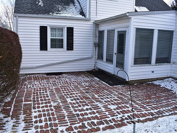3rd image of 302 Parkside Dr
