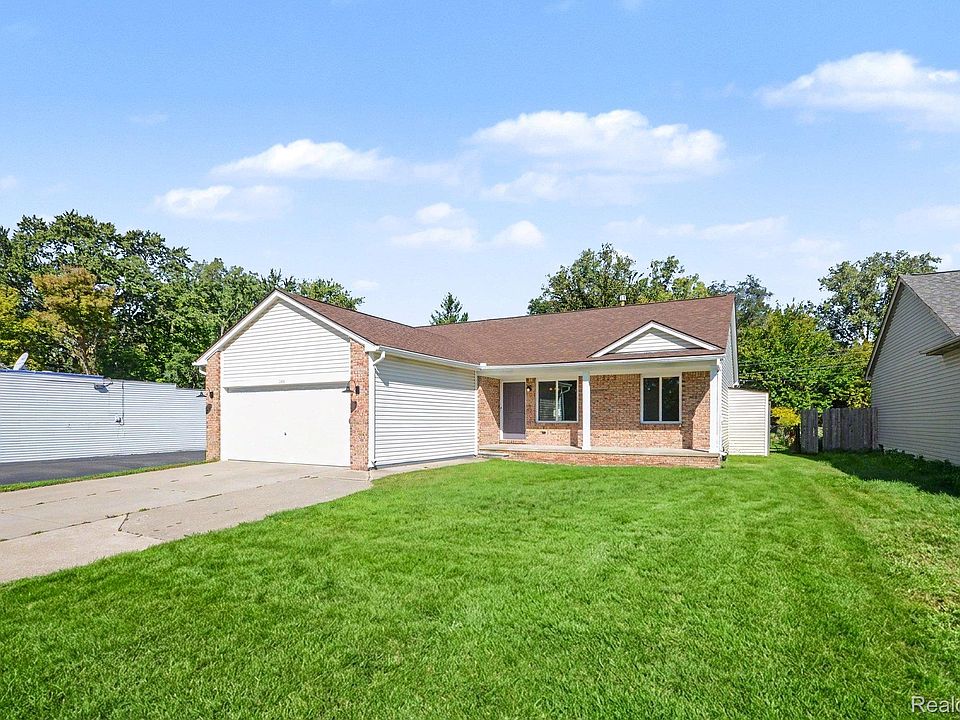 2383 E Maple Rd, photo 2