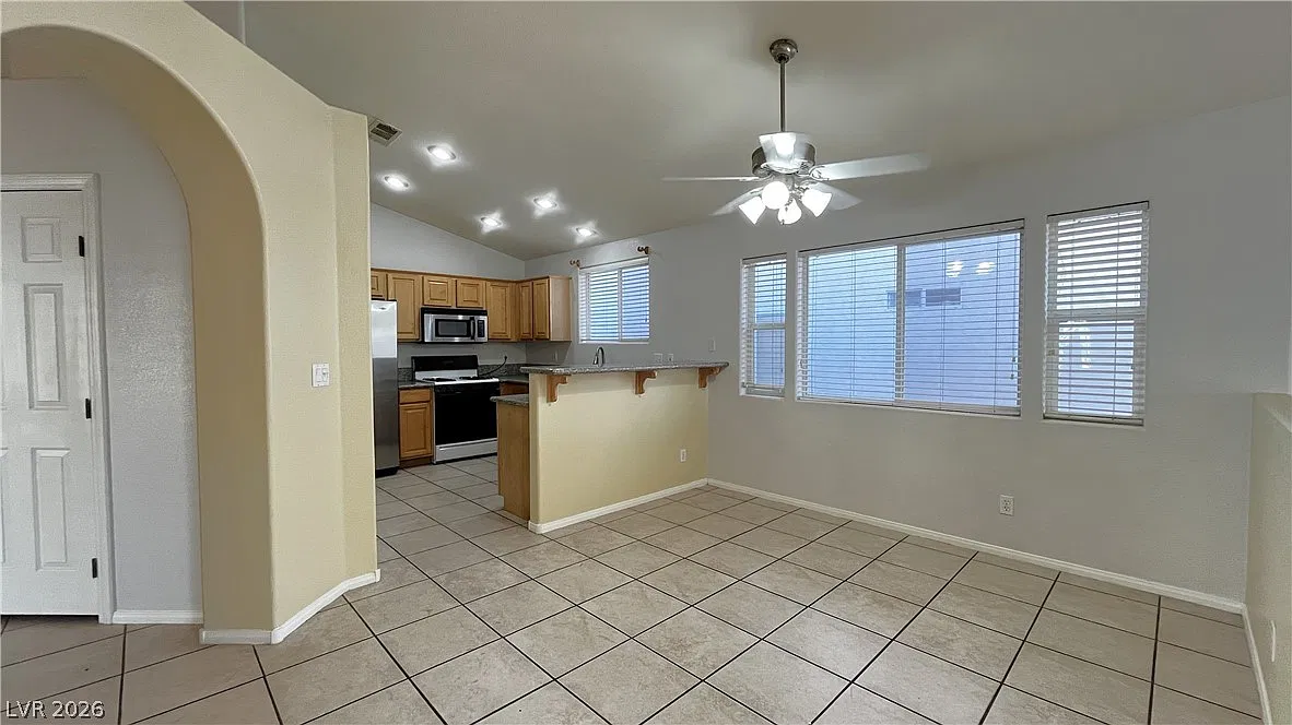3 bed, 2.0 bath, 1310 sqft, $1,800 — Photo 4