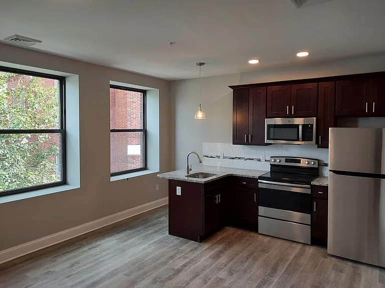134 E Broad St — Photo 2
