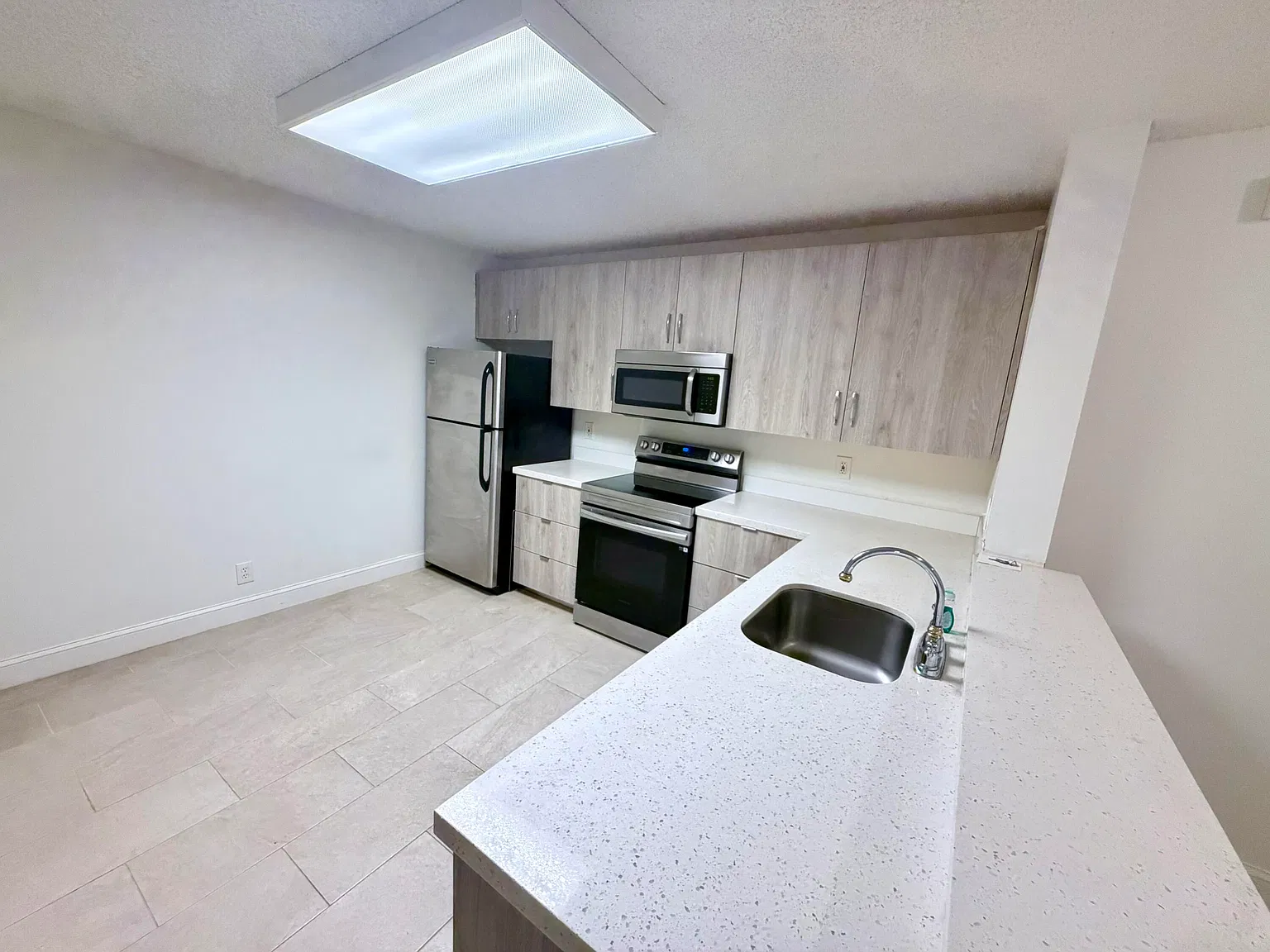 1 bed, 1.0 bath, 806 sqft, $1,850 — Photo 2
