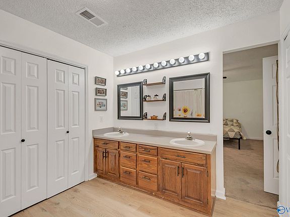 5th image of 51 Collins Place Pvt Dr