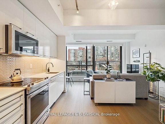 5th image of 90 Niagara St #405
