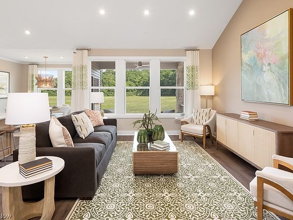 3rd image of 821 Colesbourne Cir