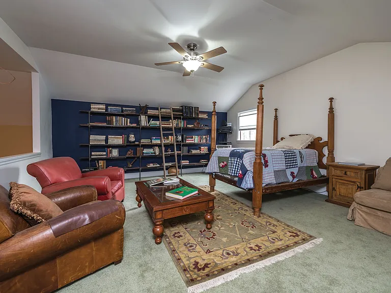 56 Glenview Dr — Photo 17