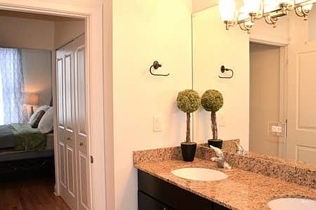 5th image of 918 W Belmont Ave APT 202