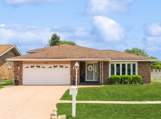 10927 S Circle Dr, Palos Hills, IL 60465