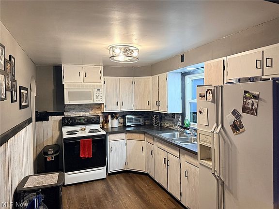 3rd image of 221 W Wood St