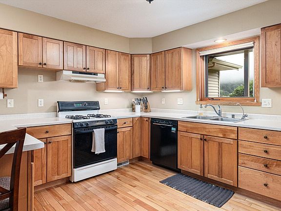 5th image of 240 Red Apple Dr