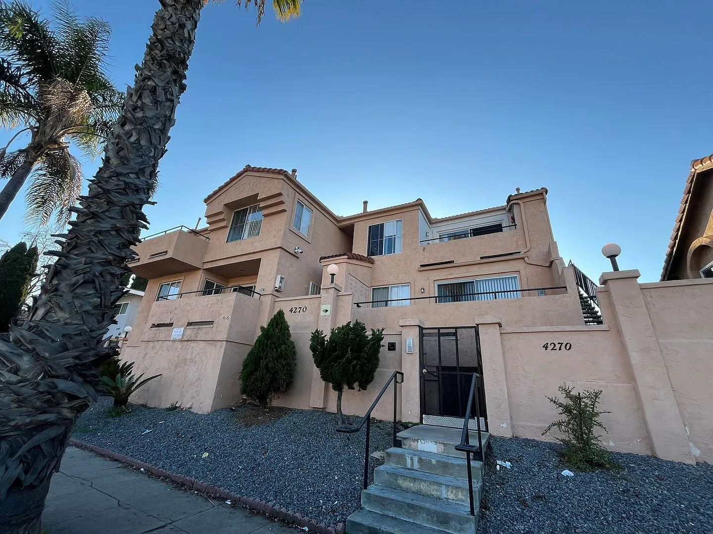 Looking for a conveniently located, well-equipped rental? Look no further! This spacious 2-bedroo... — Photo 2