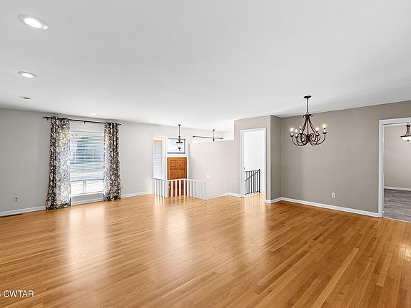 3rd image of 581 Russell Rd