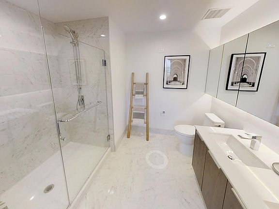 4th image of 729 N Kingsbury St #1101