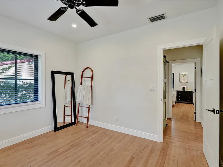 807 SW 18th St — Photo 42