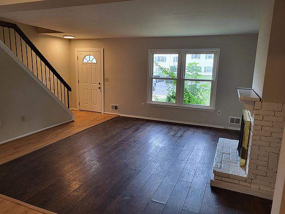 Large living room (gas fireplace)