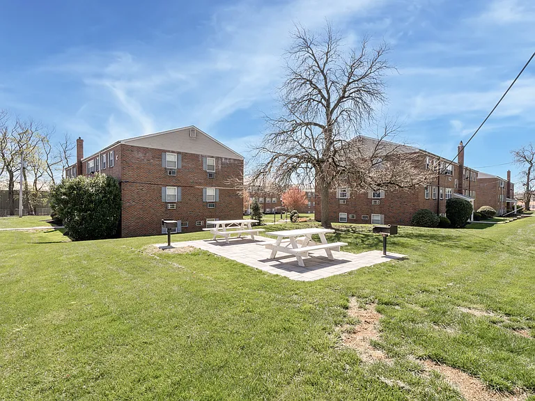 Rosedale Court Apartments — Photo 13