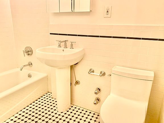 4th image of 120 E 62nd St APT 2D