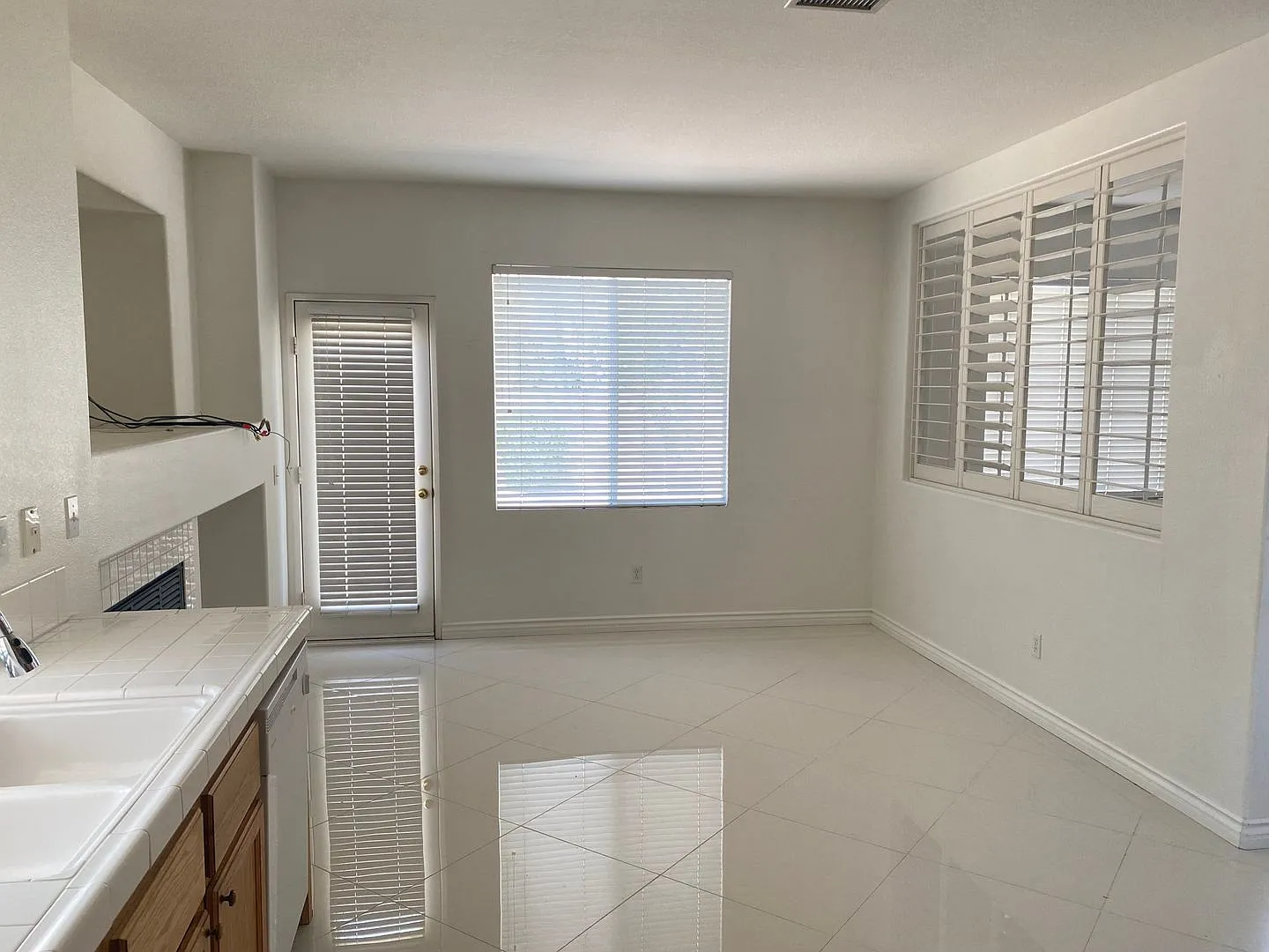 3 bed, 2 1/2 bath home in desirable west Simi Valley gated community — Photo 3