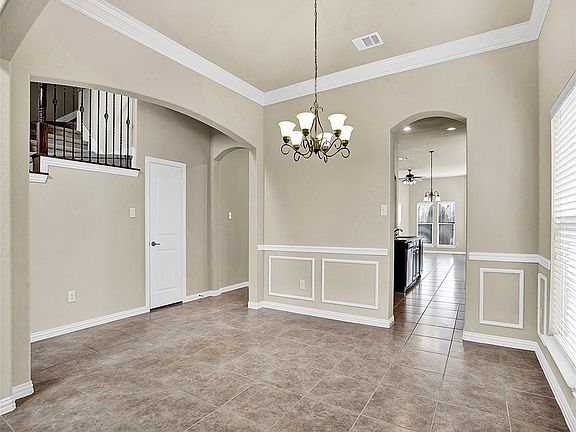 4th image of 1112 Eastbrook Dr