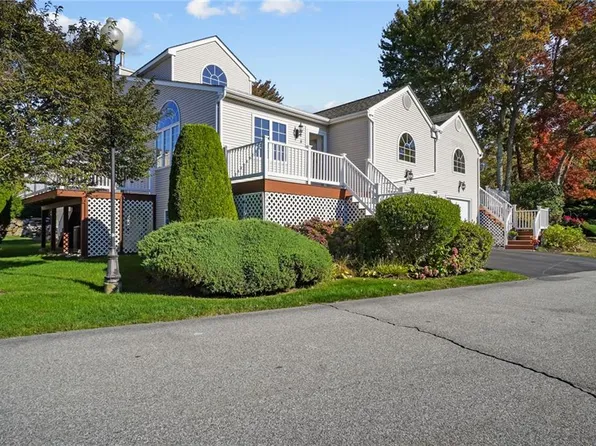 3 Queen Annes Ct, West Warwick, RI 02893