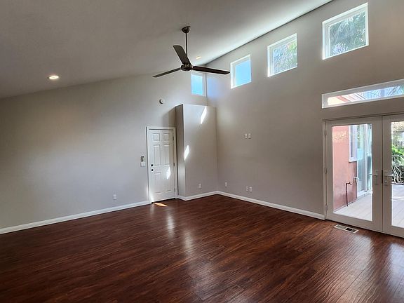 4th image of 8440 La Jolla Shores Dr #B