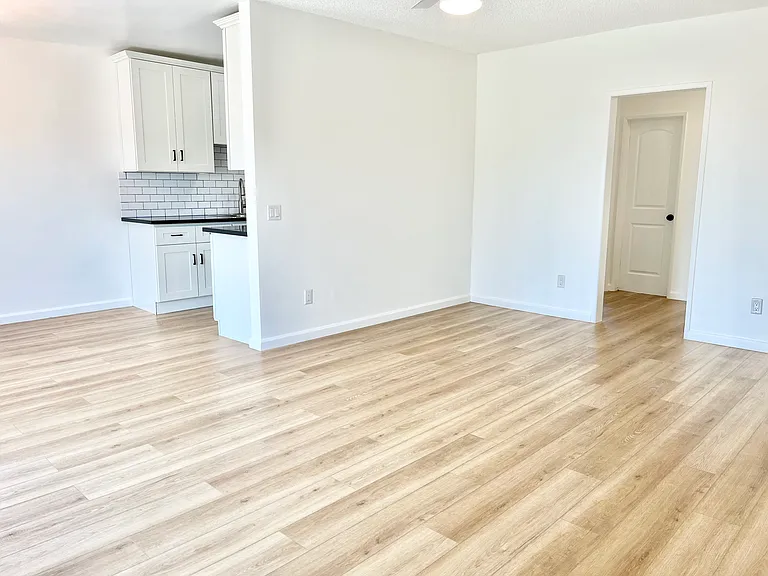 1401 Douglas St #13 — Photo 7