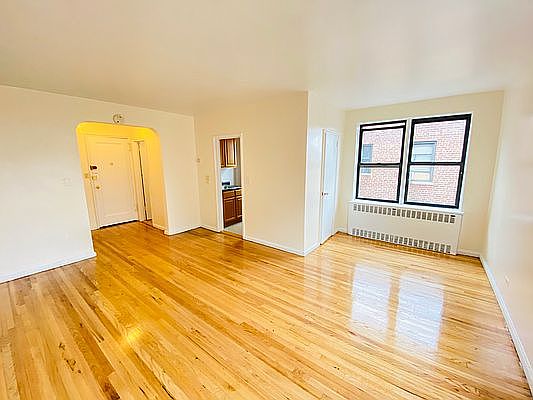 5th image of 955 Sheridan Ave APT 4D