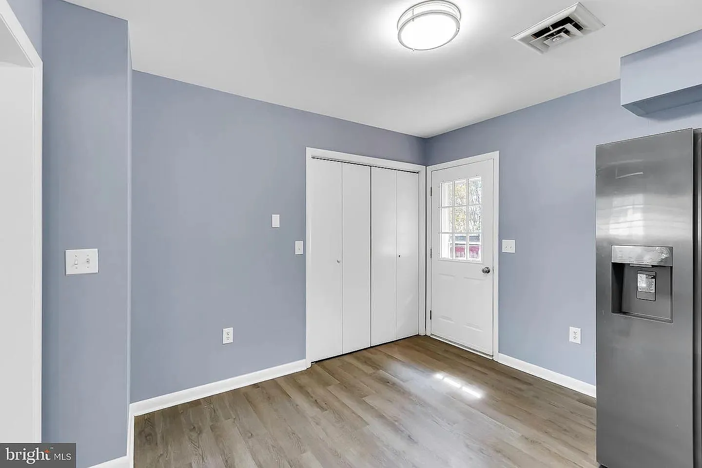 3 bed, 1152 sqft, $2,300 — Photo 4