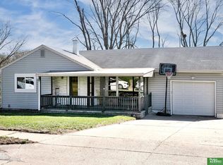 1011 Parkway Dr, Bellevue, NE 68005