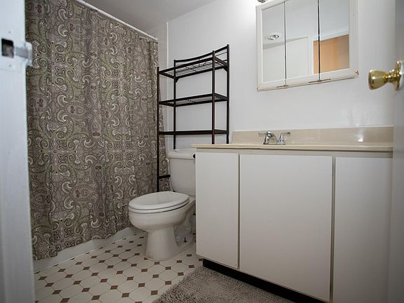 Big bathroom, tiled floor
