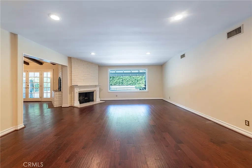 4 bed, 2527 sqft, $8,500 — Photo 3