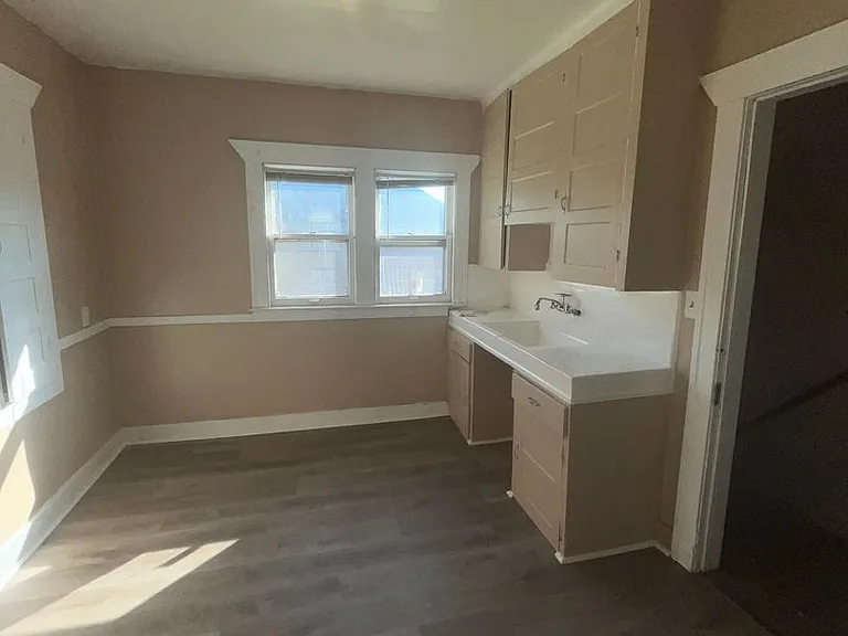 2645 W Grand St — Photo 10