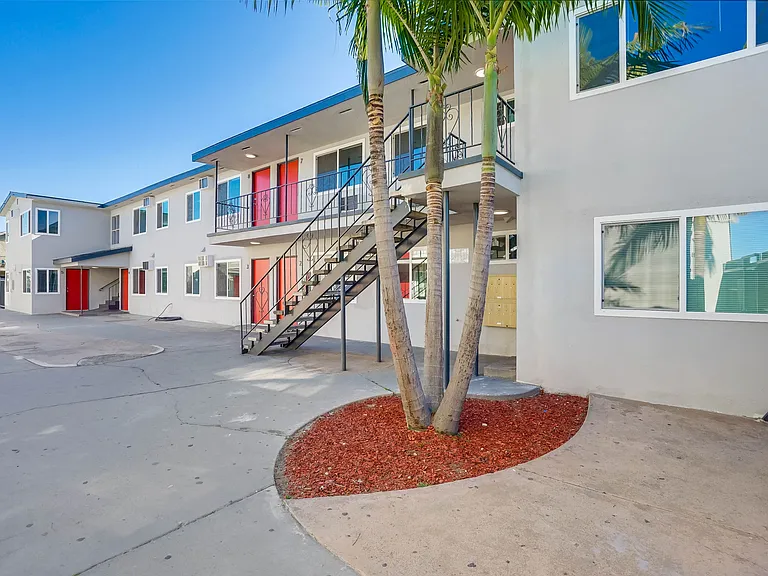 900 Alamitos Ave — Photo 5