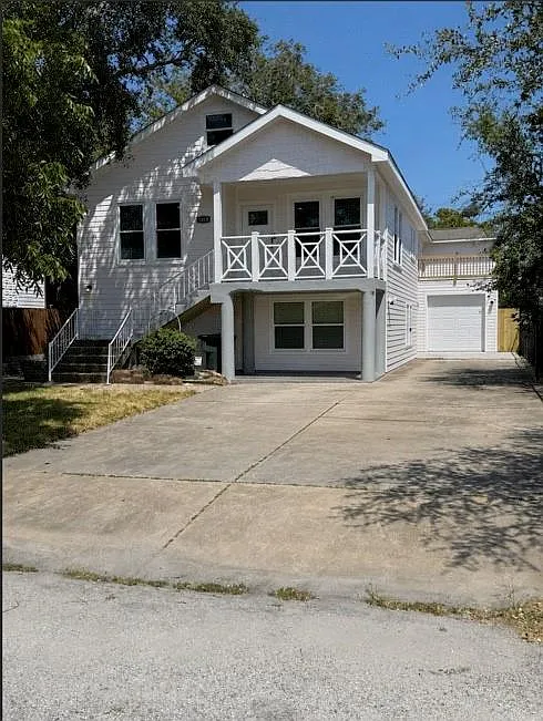 5 bed, 4.0 bath, 3000 sqft, $900 — Photo 2