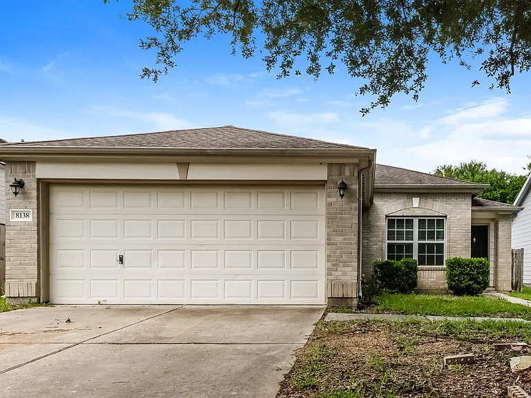 8138 Sanders Glen Ln — Photo 1