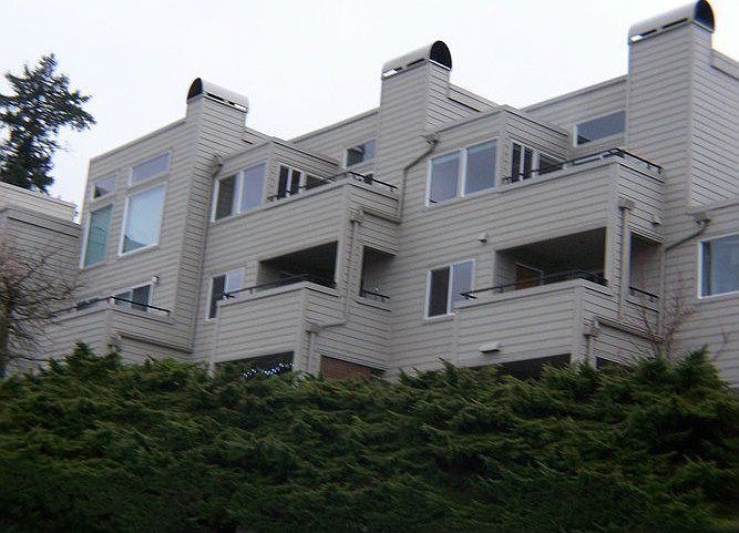 Move right in to this Knollwood Condo 