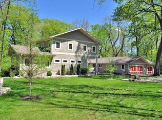 3212 N Dekoven Dr, Oconomowoc, WI 53066