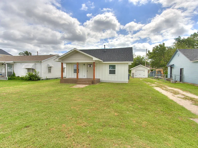 1017 N Pottenger Ave — Photo 6