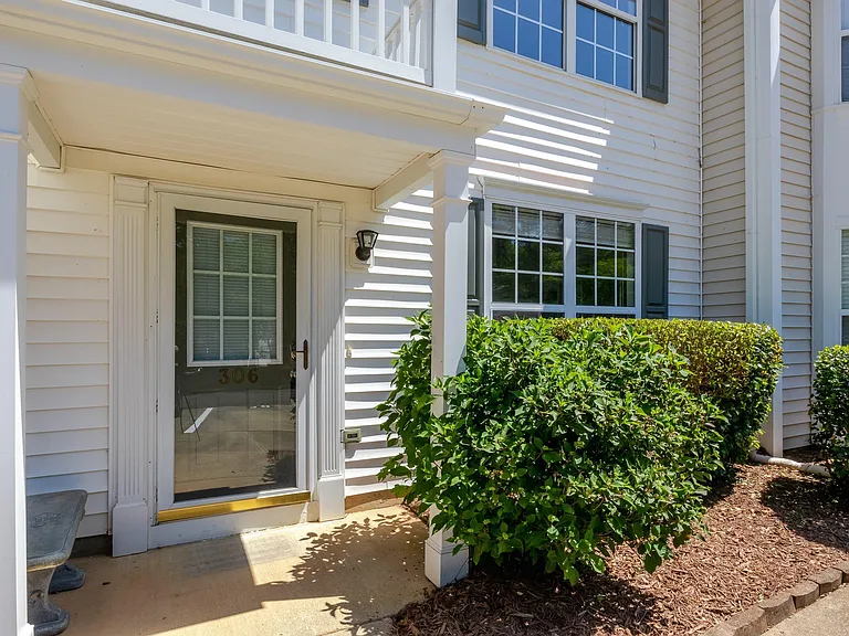 306 Orchard Park Dr — Photo 2