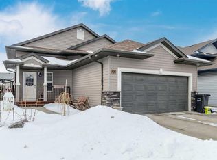 22 E Morton Close, Penhold, AB T0M 1R0