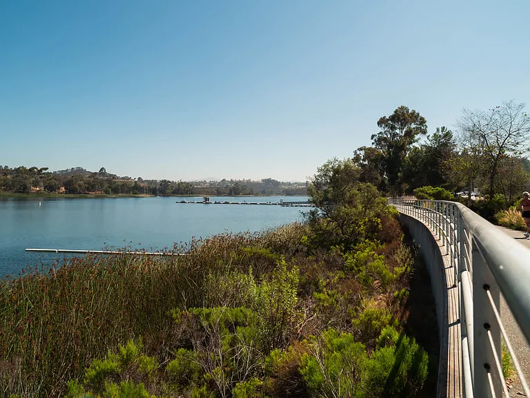 Walk along Lake Miramar