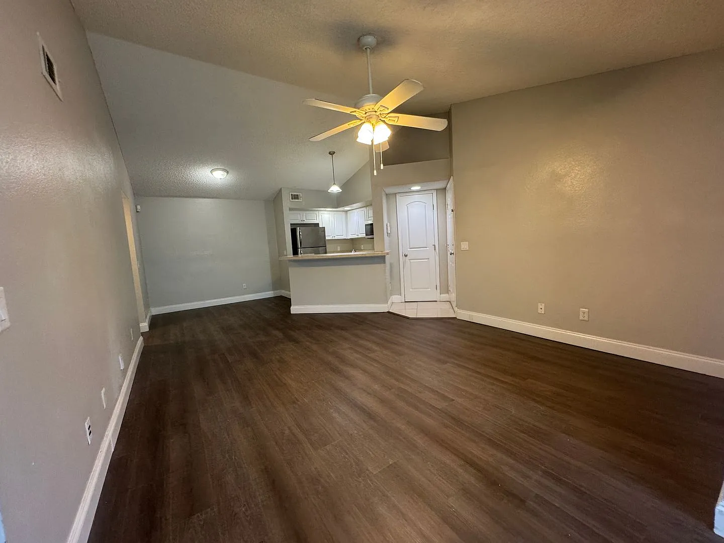 Spacious third floor unit located in the gated community of Venetian place — Photo 3