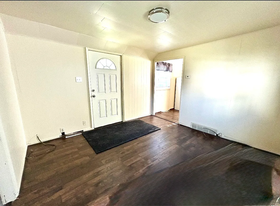 2 bed, 480 sqft, $1,200 — Photo 2