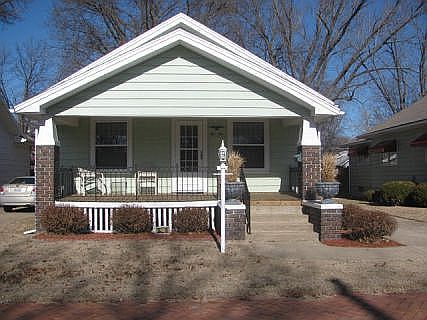 1st image of 210 W Jefferson St