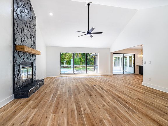 5th image of 1122 Sandalwood Cir