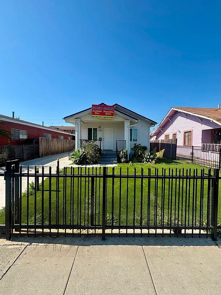 3 bed, 853 sqft, $3,300 — Photo 1
