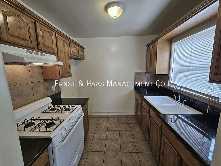 436 W 4th St #1 — Photo 6